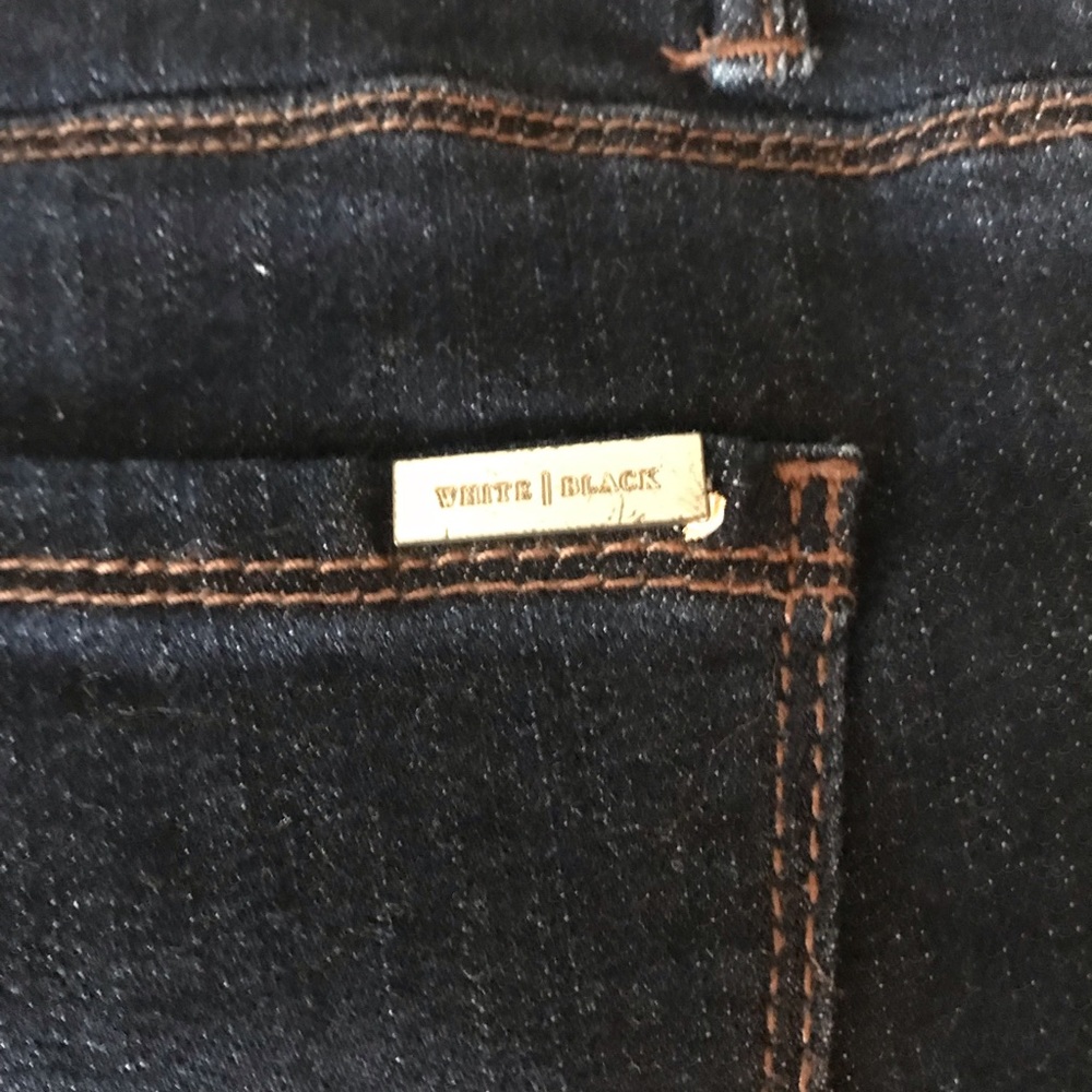 White Black Market “ the slim “ Jean size 8 - Picture 3 of 5